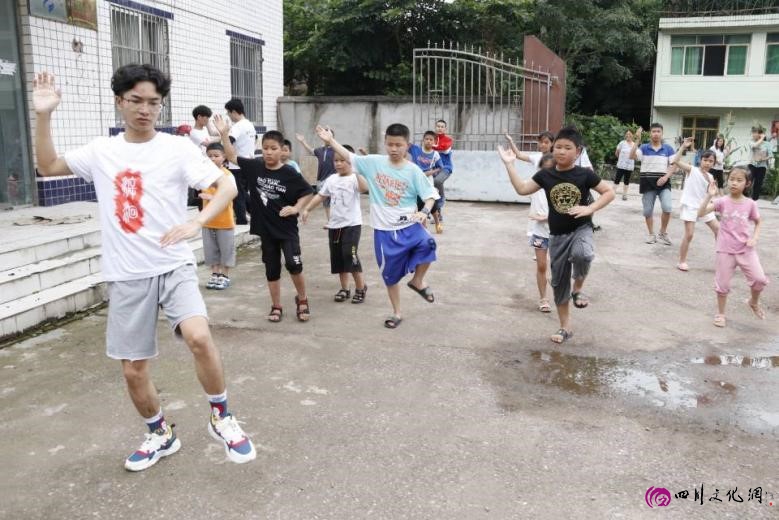 四川高校学子将中华传统拳术融进支教课堂
