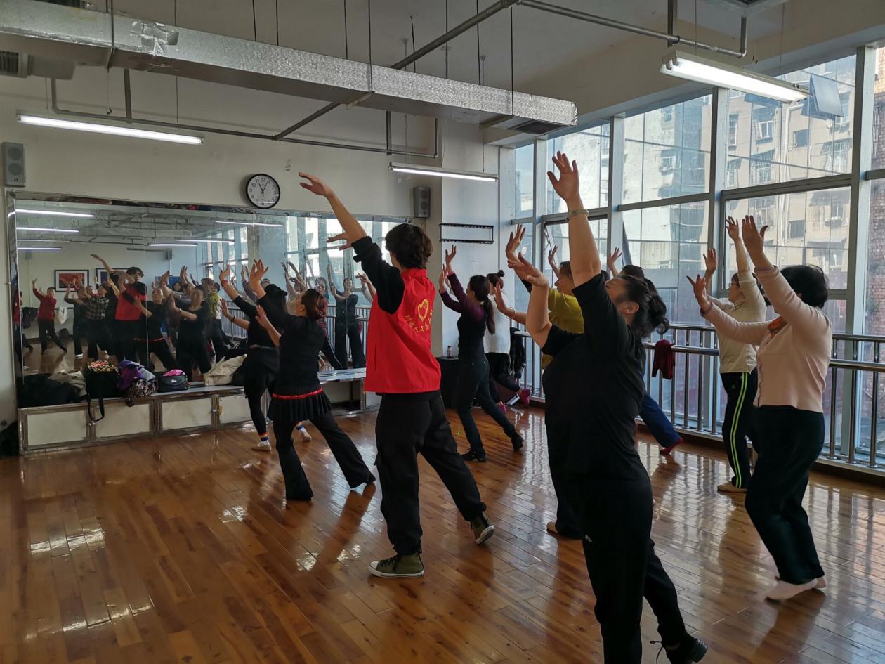 图为学生志愿者教老年学生跳舞 通讯员 朱虹燕 提供