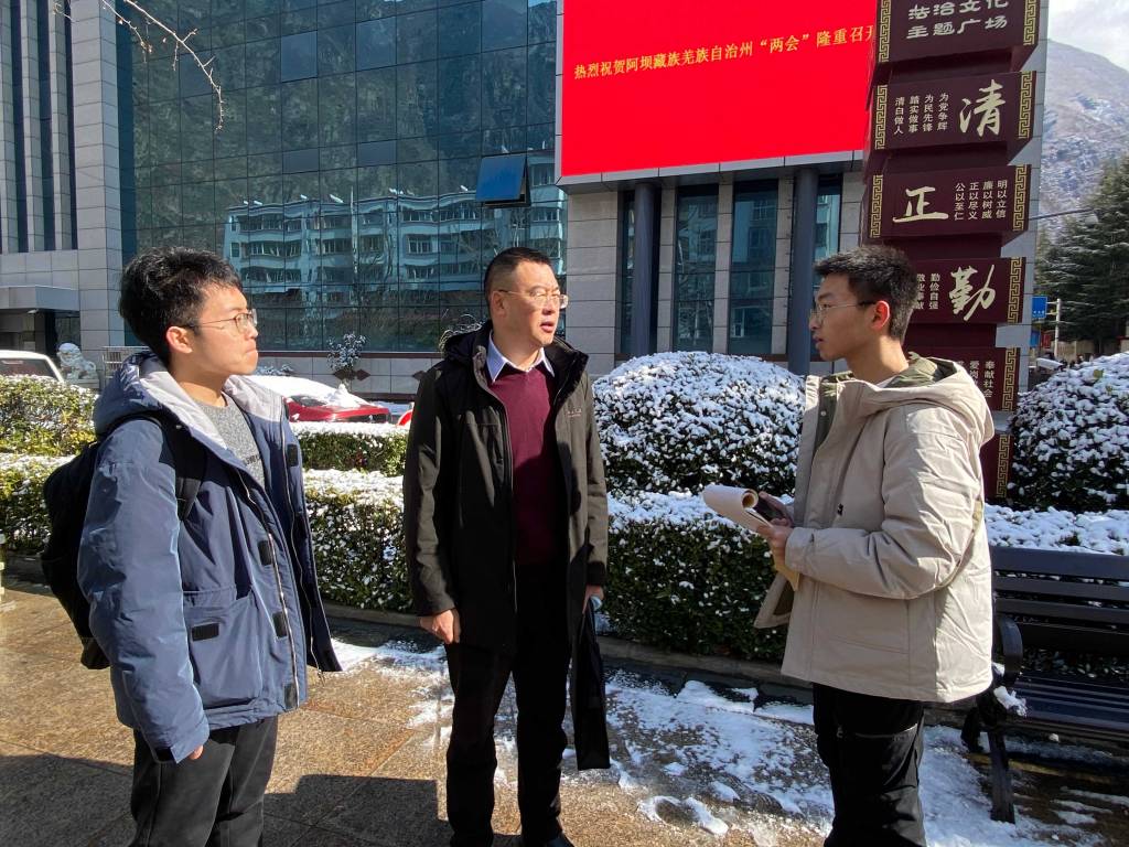 图为团队成员与当地县领导彭瀚霖同志进行交流 通讯员蒋宇翔提供