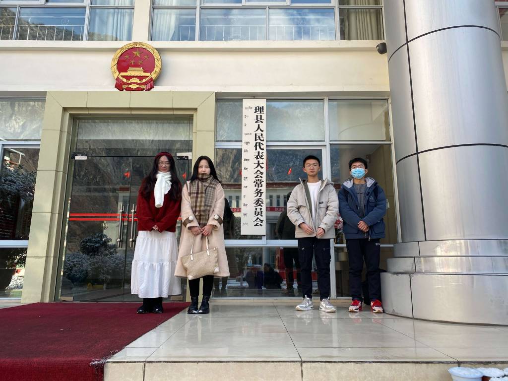 图为实践团队成员在理县政务大厅门口的合影 通讯员蒋宇翔提供