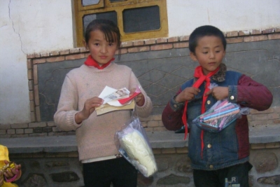 “爱的奉献、书香中国”捐书助学活动为康乐县孤残学生献爱心