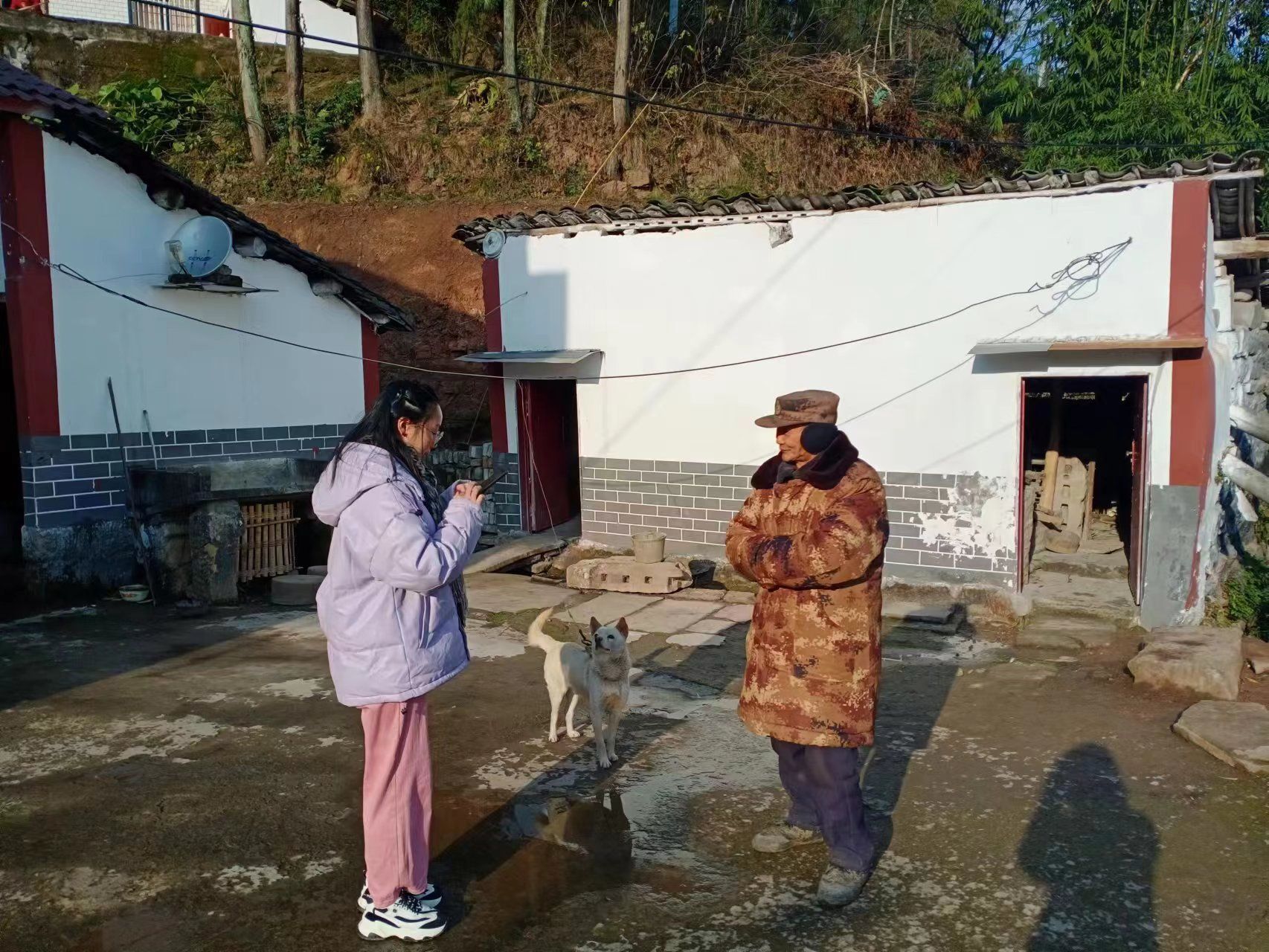 图为团队成员在进行调查问卷填写 通讯员 毛天雪 提供.jpg