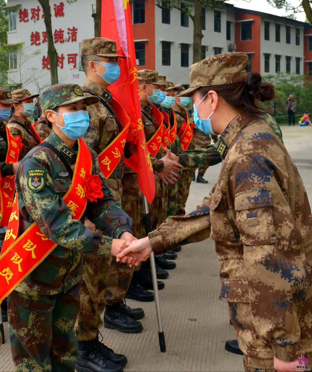 女军医驰援武汉图片图片